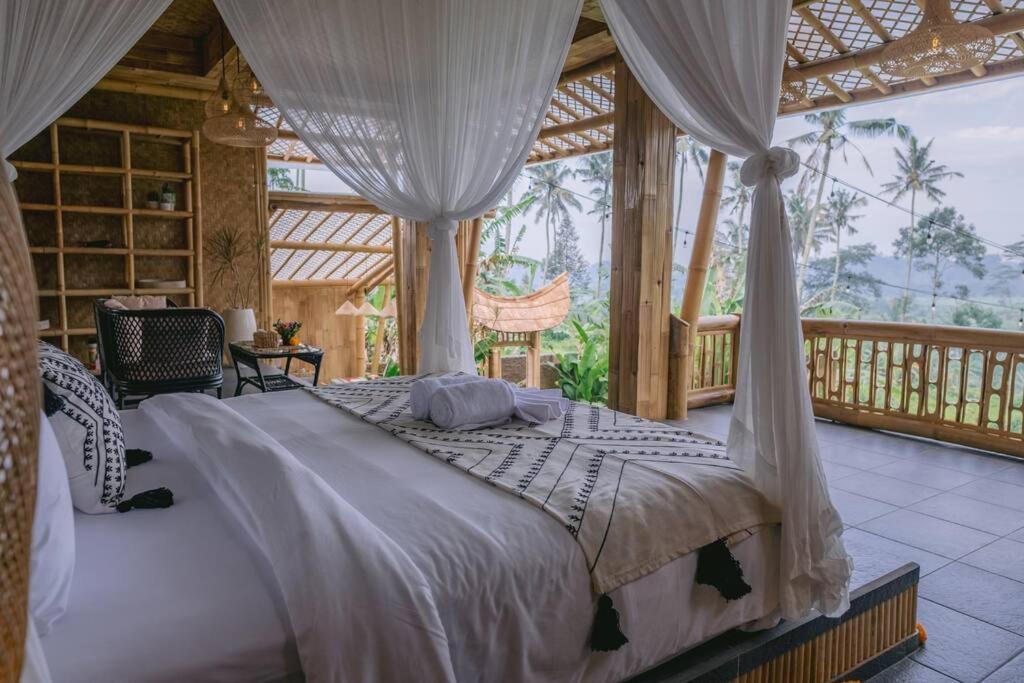 Makerti Bali~Bamboo House Villa Selat Exterior photo